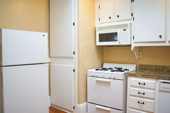Building Photo - Urban DREAM! Spacious Corner 1-Bedroom w/F...