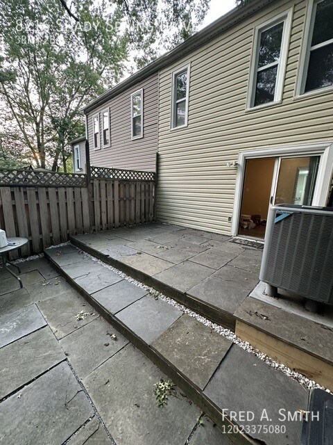 Building Photo - 8216 Shady Spring Dr