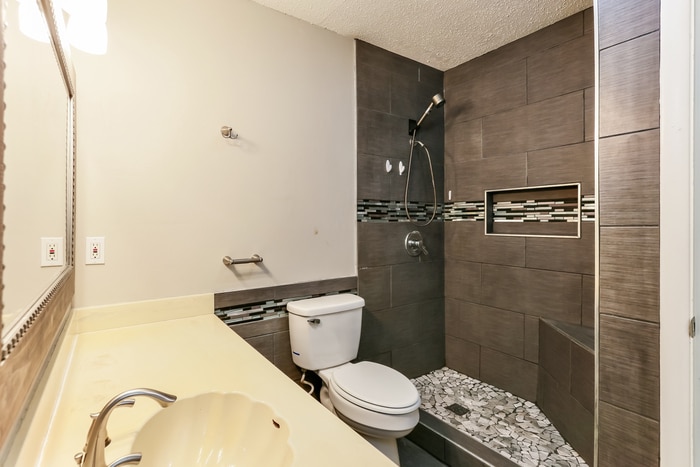 Building Photo - 9 Villas Dr