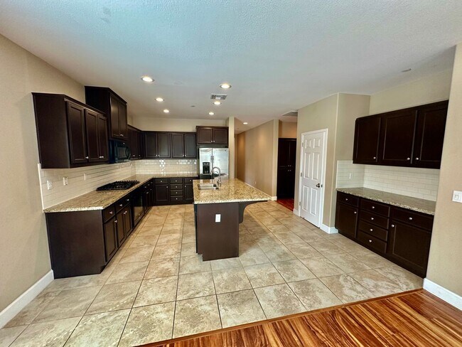 Building Photo - 2487 N Mountainside Dr