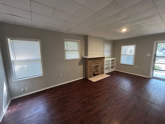 Building Photo - Large Bedroom Waco Home