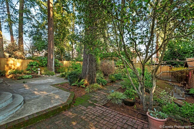 Building Photo - Beautiful 3B/2B First Addition Area in Lake Oswego