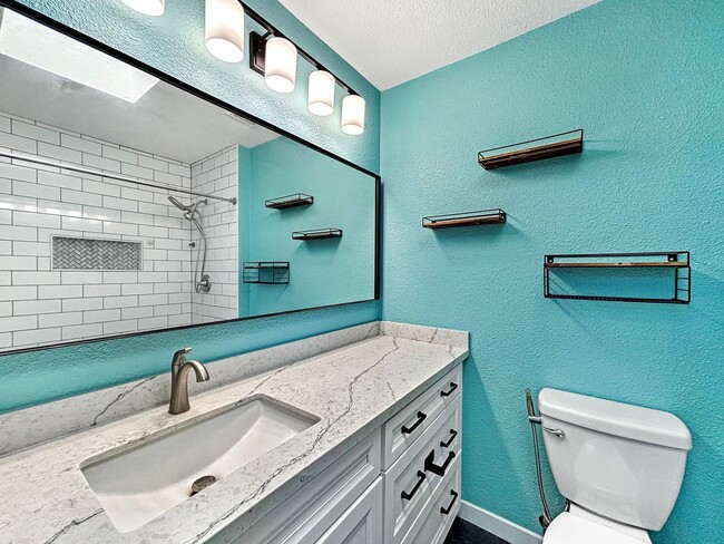 Building Photo - Stunning 2BD/2BA Condo in University Heigh...