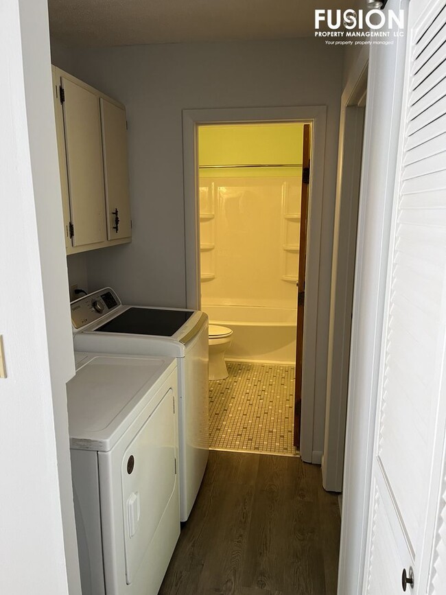 Building Photo - Warm & Inviting One-Level Condo in South B...