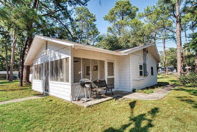 Building Photo - 201 White Dr