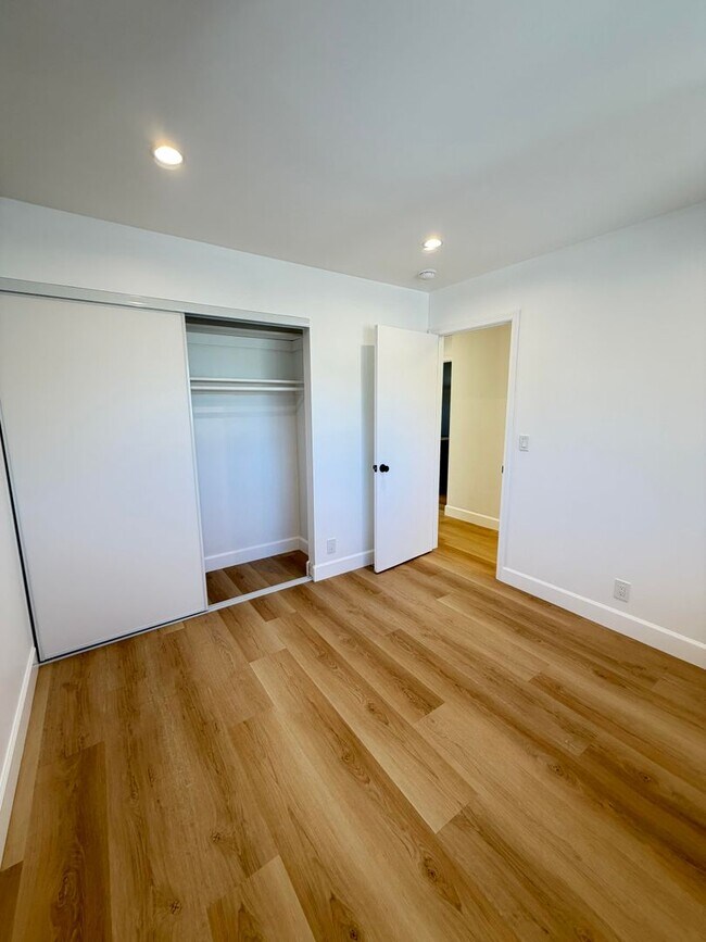 Building Photo - 9887 Broadmoor Dr