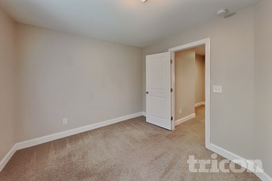 Building Photo - 1100 Silver Farm Rd