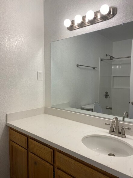 Building Photo - 1507 Woodlake Dr