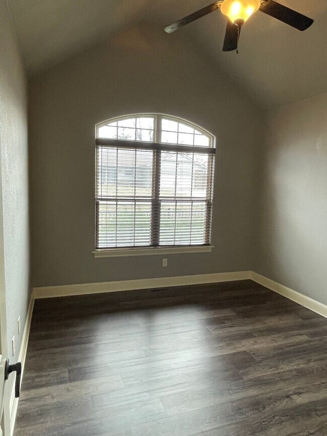 Building Photo - 3 Bedroom, 2 Full Bath, 2-car attached gar...