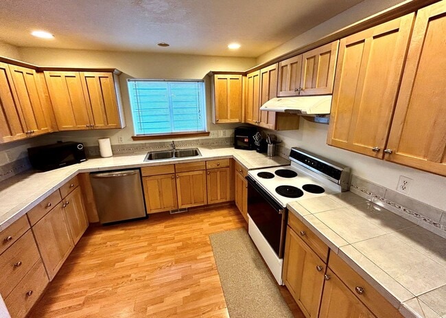 Building Photo - Charming 4 Bed/2.5 Bath Retreat!