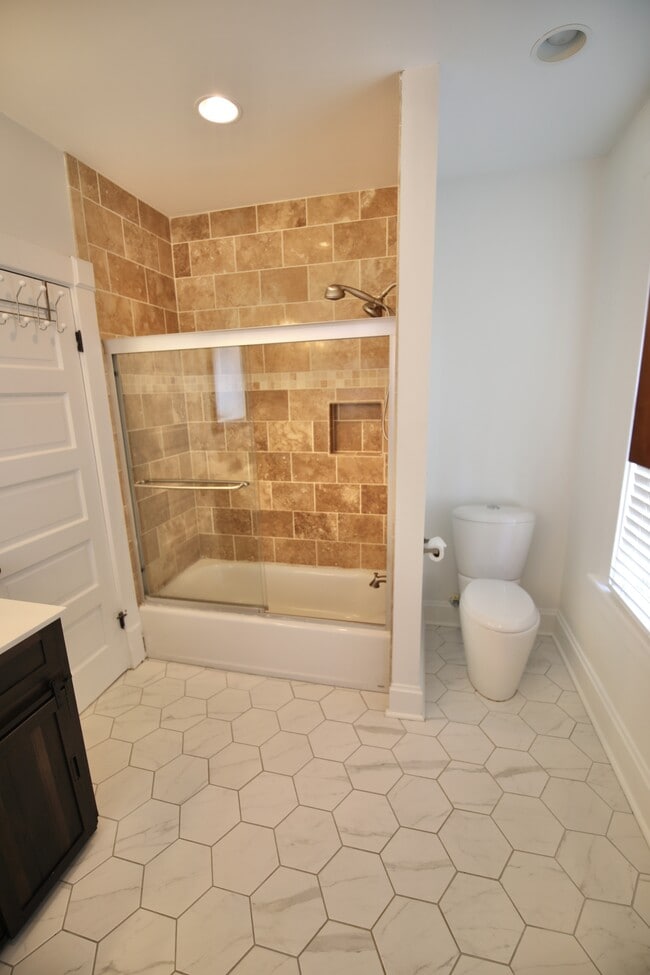 Building Photo - 310 E Beck St