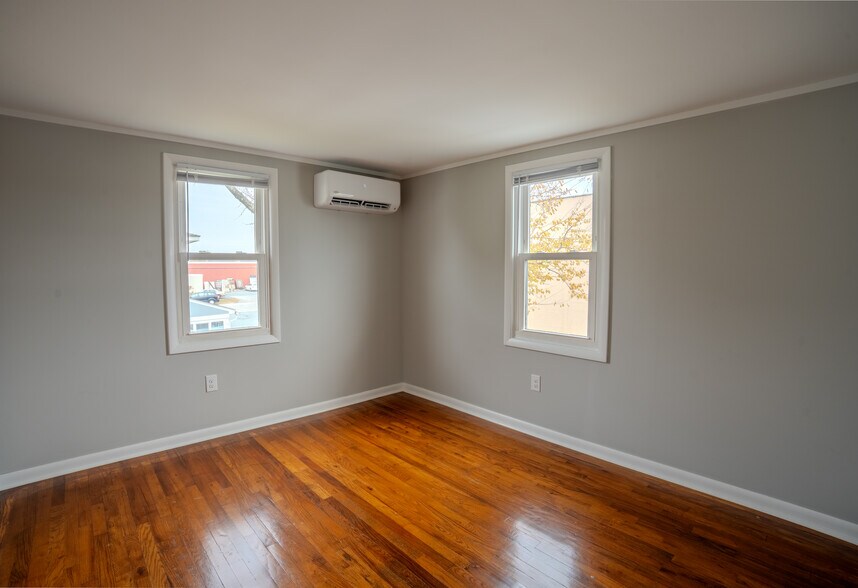 Building Photo - 152 Calvert St