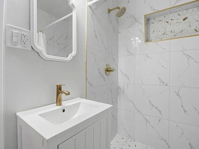 Building Photo - 522 S Edgewood Cir