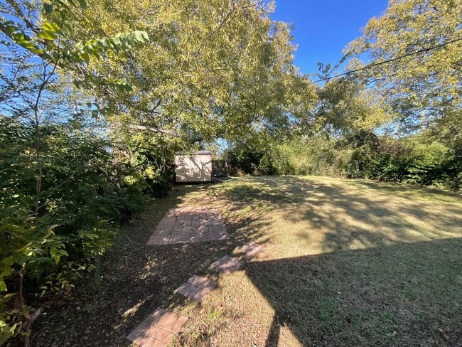 Building Photo - Spacious 3 bed, 1 1/2 bath, 1 car garage w...