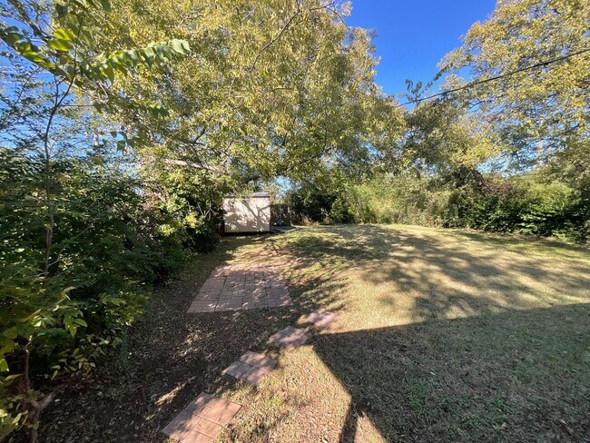 Building Photo - Spacious 3 bed, 1 1/2 bath, 1 car garage with carport