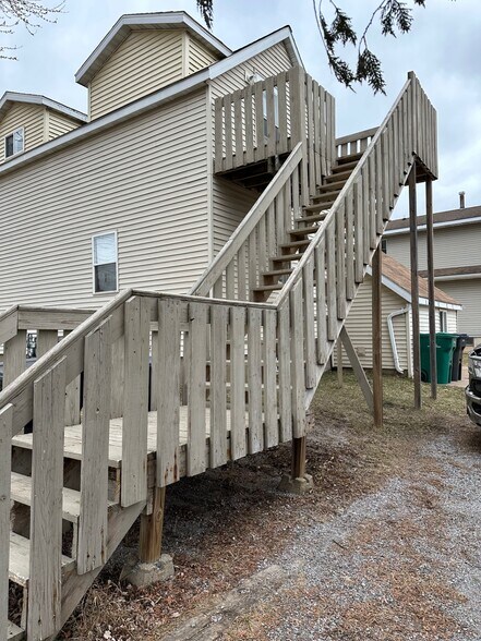 Back Stairway - 924A W Blodgett St