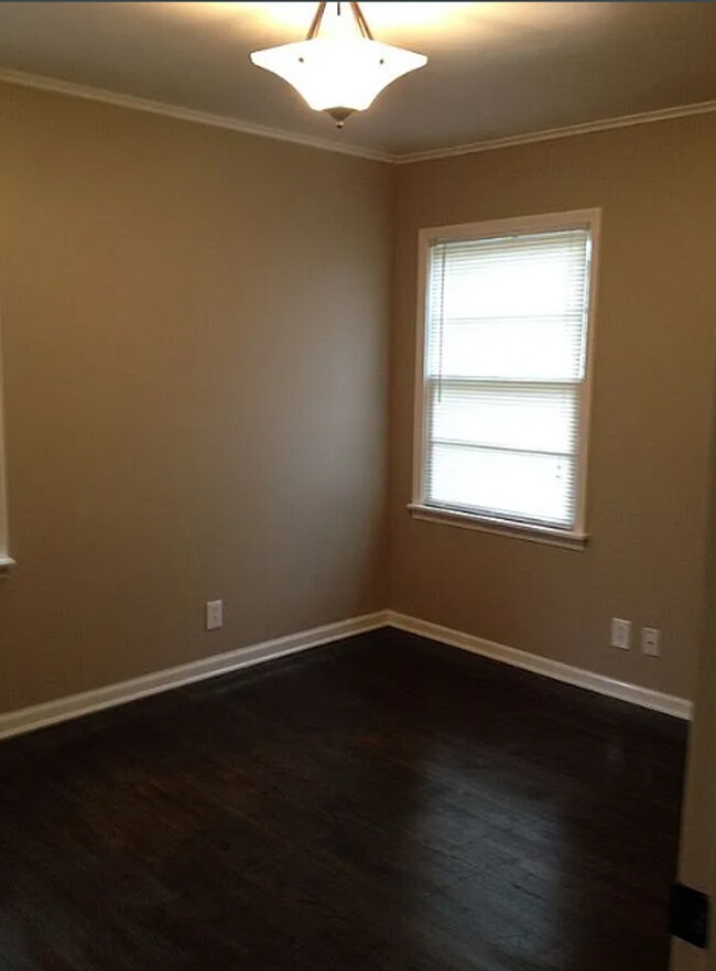 Building Photo - 4 Bed | 2 Bath in Midtown!