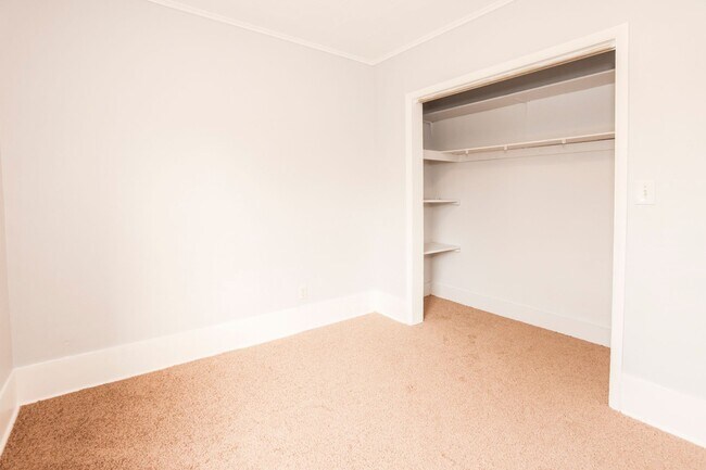 Building Photo - GREAT SINGLE FAMILY HOUSE . WAITING FOR YOU TO CALL HOME !!