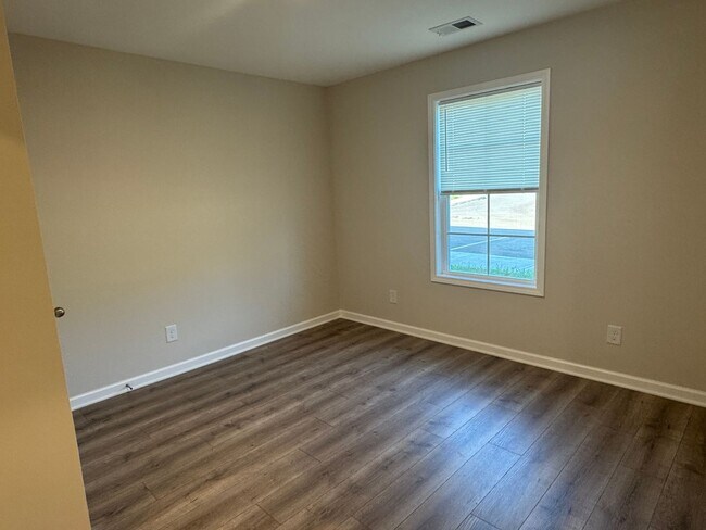 Building Photo - 203 Mountaindale Dr