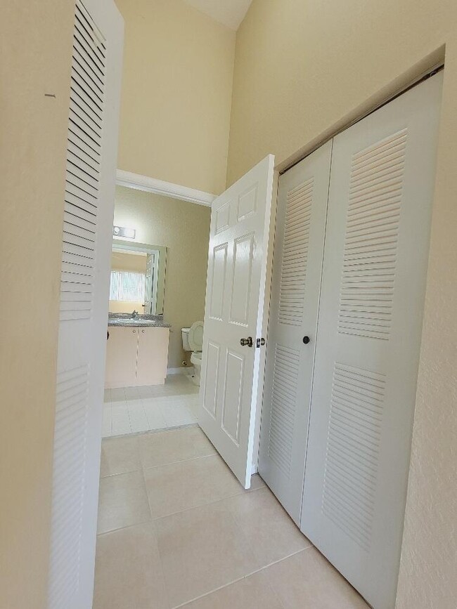 Building Photo - 220 Crestwood Cir