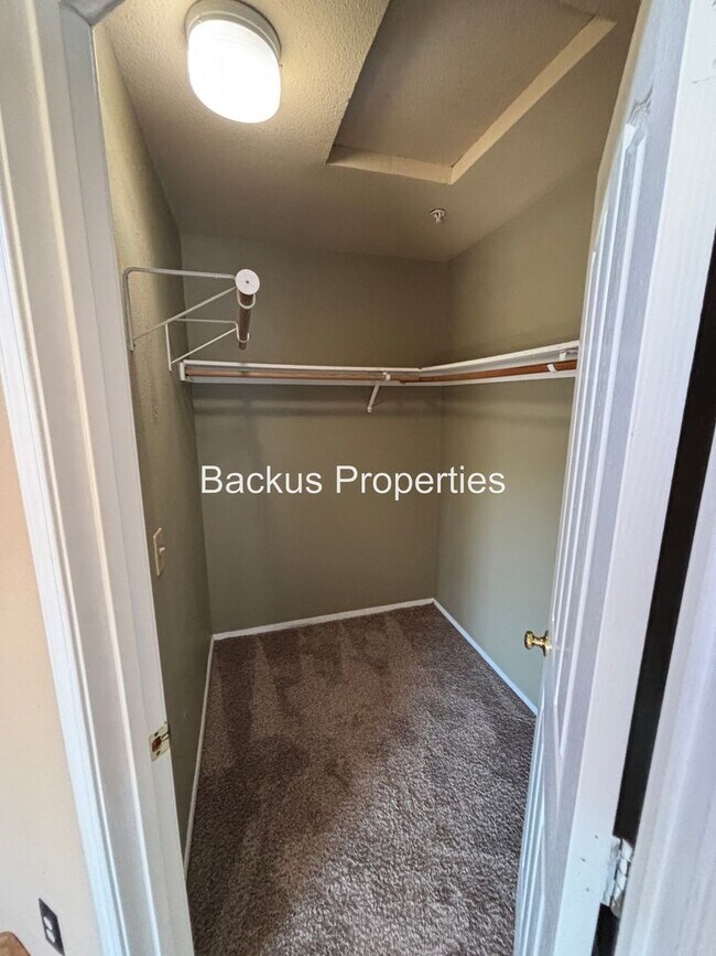 Building Photo - Wonderful two-level home in Creekbridge area