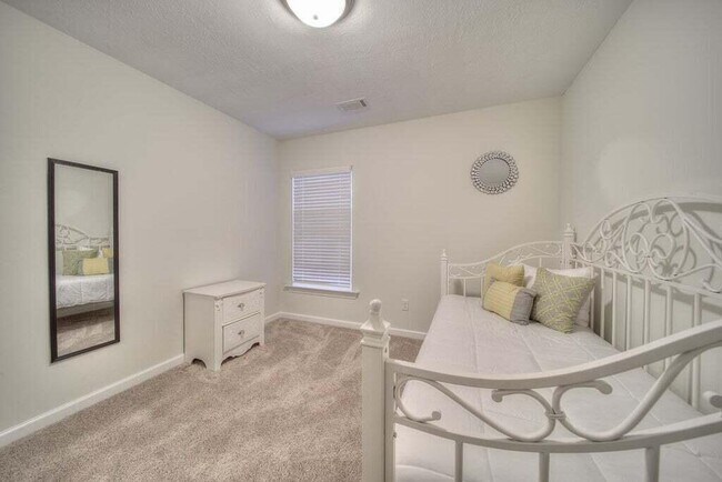 Building Photo - 710 Red Cedar Ct