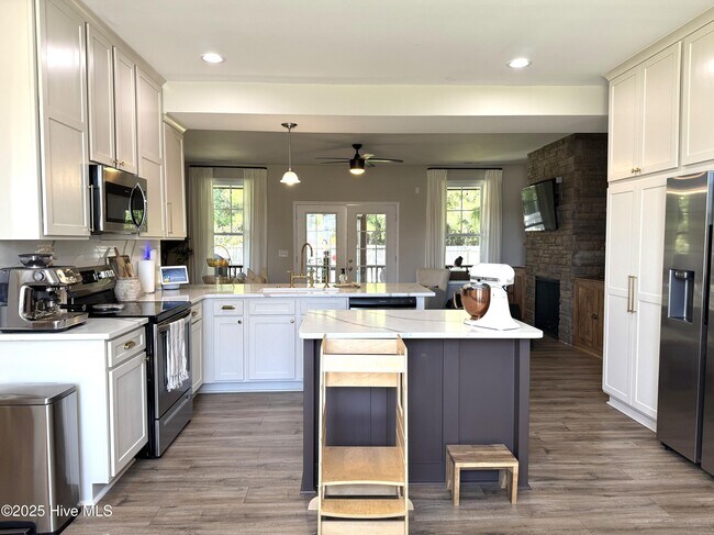 Building Photo - 301 Samuel Run Dr