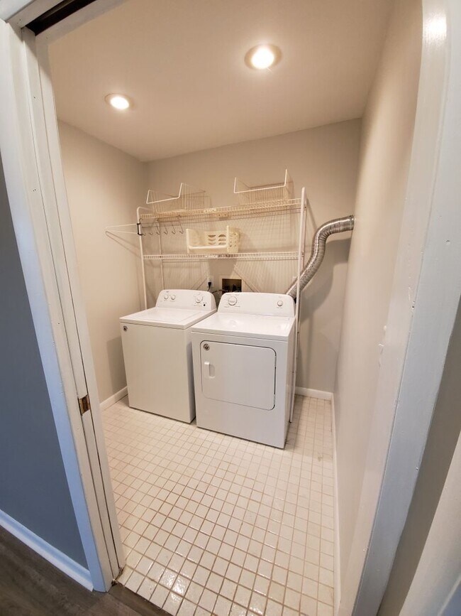 Building Photo - 708 E Warrington Ave