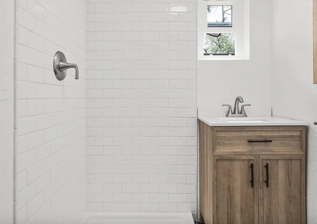Building Photo - Beautifully Remodeled 1 Bed / 1 Bath in Midtown - Available 6/15!