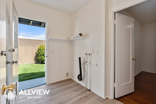 Building Photo - Charming 3 Bedroom 1 Bath Costa Mesa Bungalow