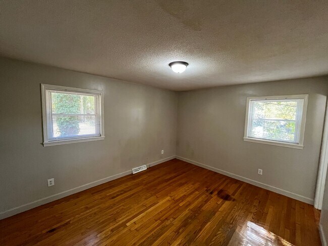 Building Photo - Charming 3-bedroom 1.5-bathroom brick home