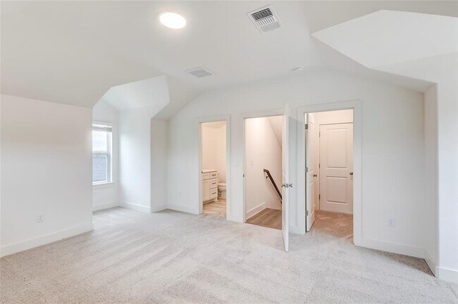 Building Photo - 2000 Kit Cir