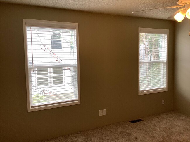 Building Photo - Two bedroom, 1.5 bathroom Ashland townhouse | Available now