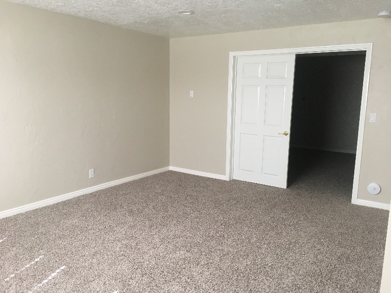 Building Photo - 8015 Royal Ln