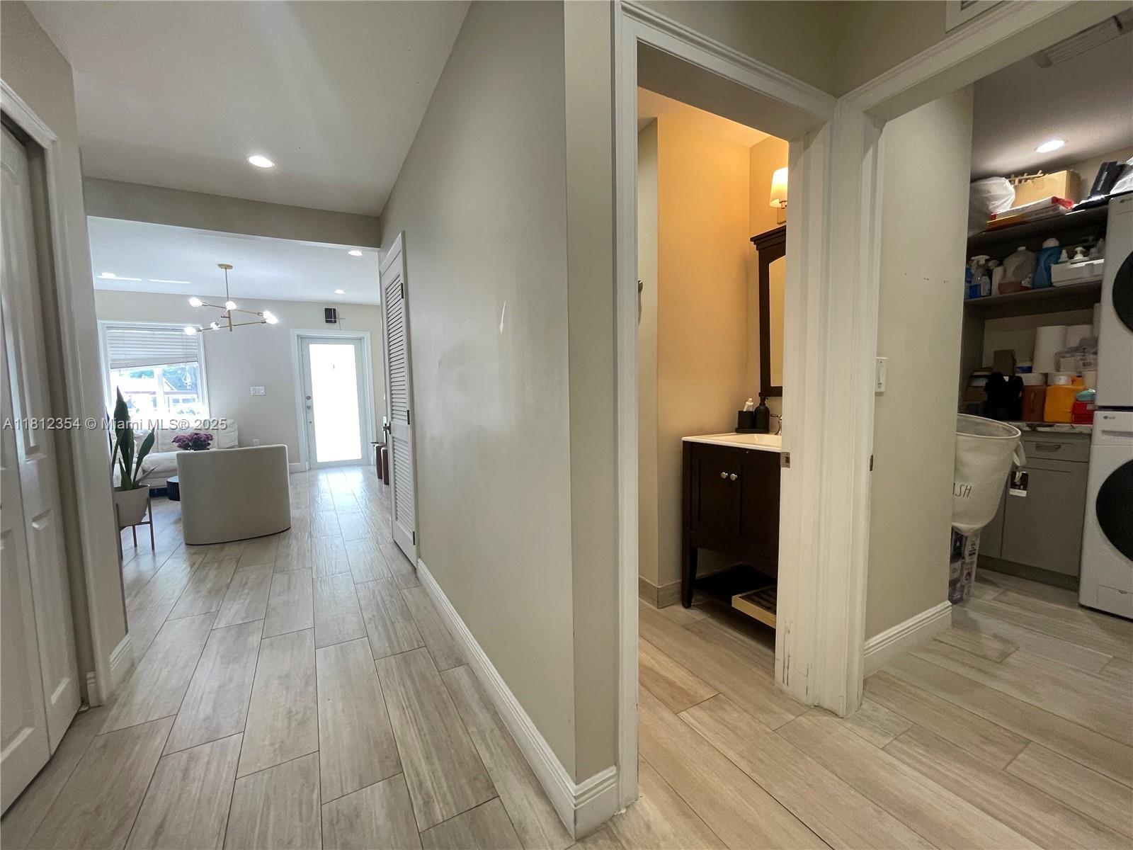 Building Photo - 557 De Leon Dr