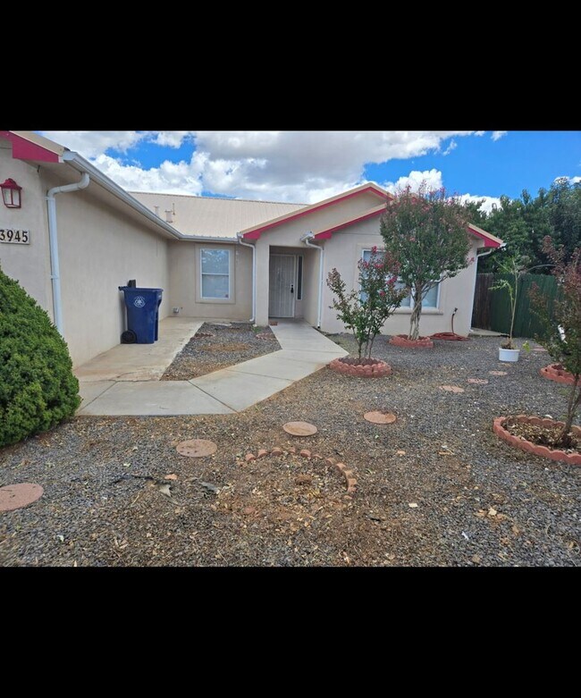 Primary Photo - 3 bed 2 bath