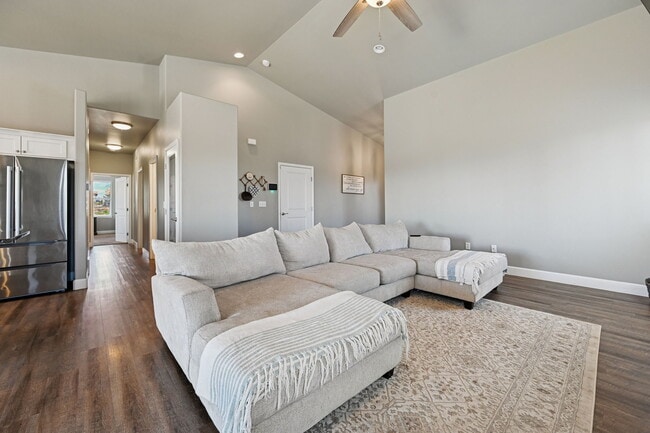 Building Photo - 1140 E Dove Creek Dr