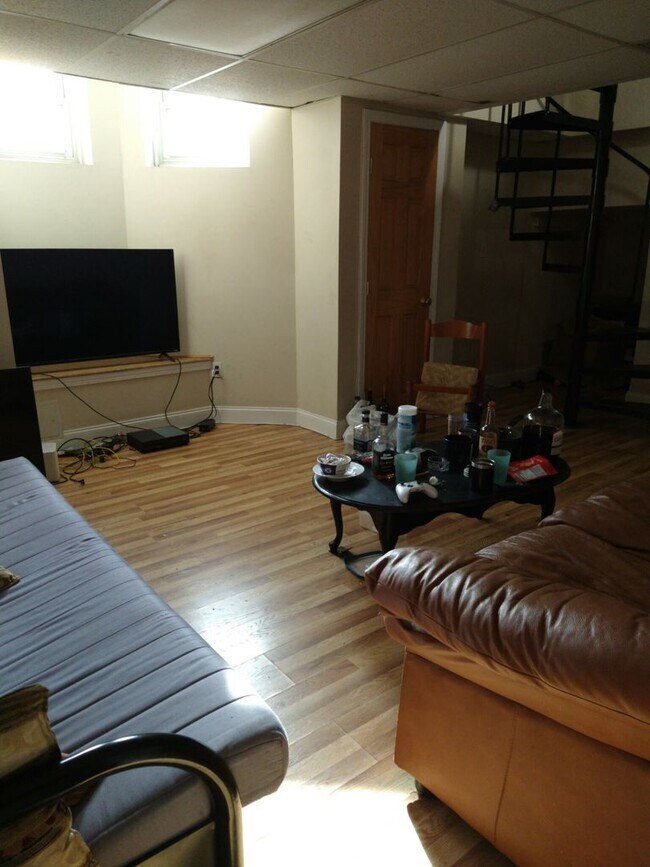 Building Photo - 9/1/25 Spacious two-level 3BR/2BA near Pac...