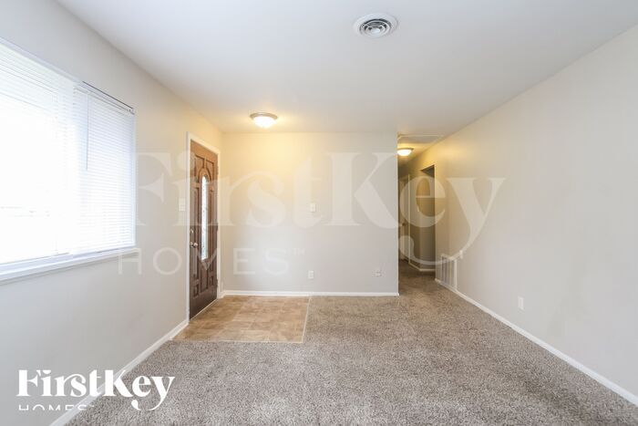 Building Photo - 221 Grovewood Dr