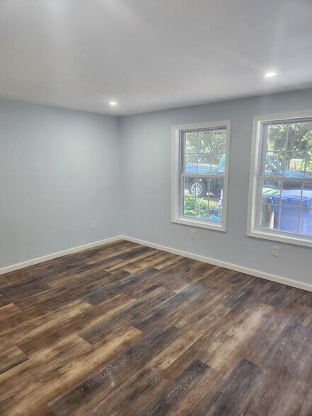 Building Photo - 2119 Oaklyn Dr