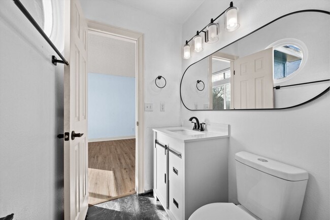 Building Photo - 5401 N Wagonwheel Trail