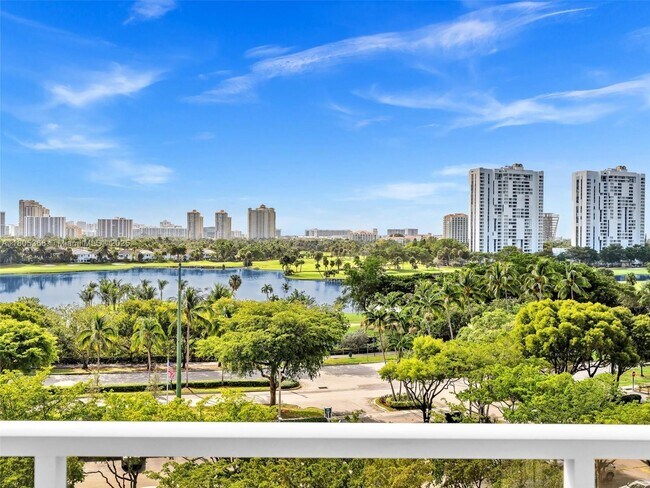 Building Photo - 3731 N Country Club Dr