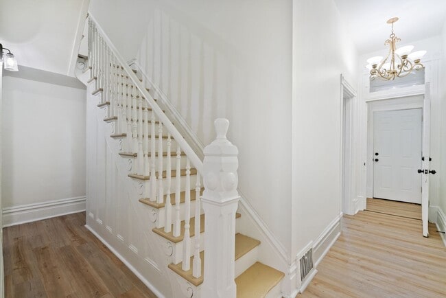 Building Photo - 3 bed 2 bath - fresh updates, central air,...