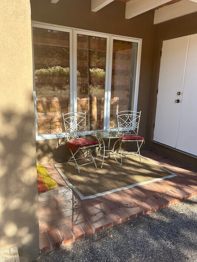 Building Photo - 942 Paseo del Sur