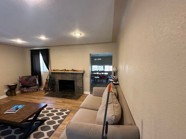 Building Photo - Fantastic Home in City Park North - Has it...