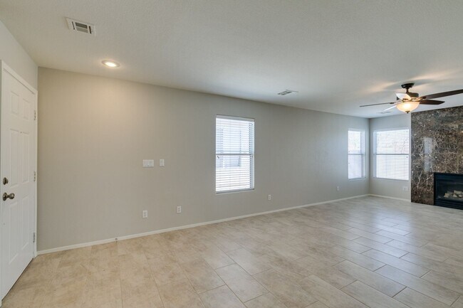 Building Photo - 2 bedroom + Den- Upgraded Flooring ready for immediate move in
