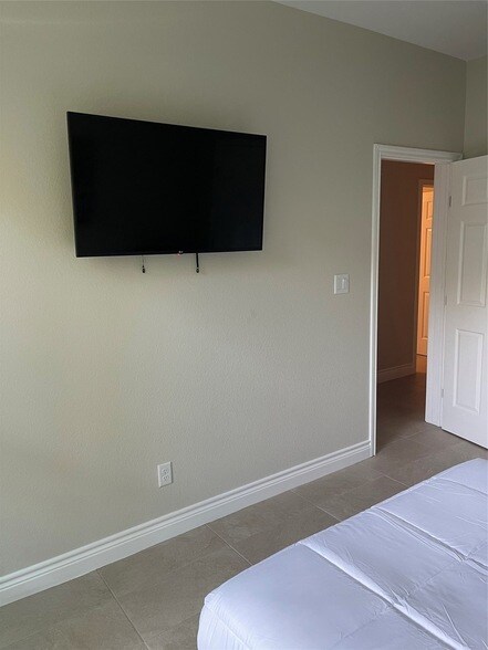 Building Photo - 11931 Lakeview Manor Dr