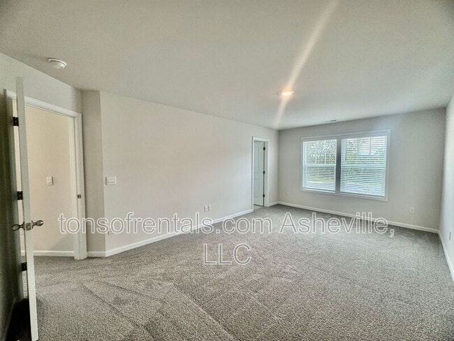 Building Photo - 545 Wheatfield Rd