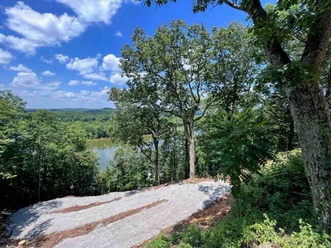 Building Photo - Lake View