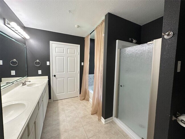 Building Photo - 243 Fantasy Ln